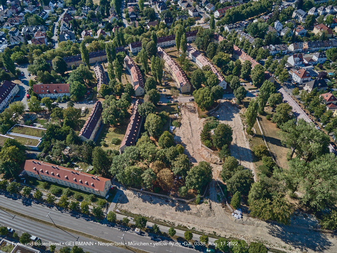 17.08.2022 - Luftbilder von der Baustelle Maikäfersiedlung in Berg am Laim